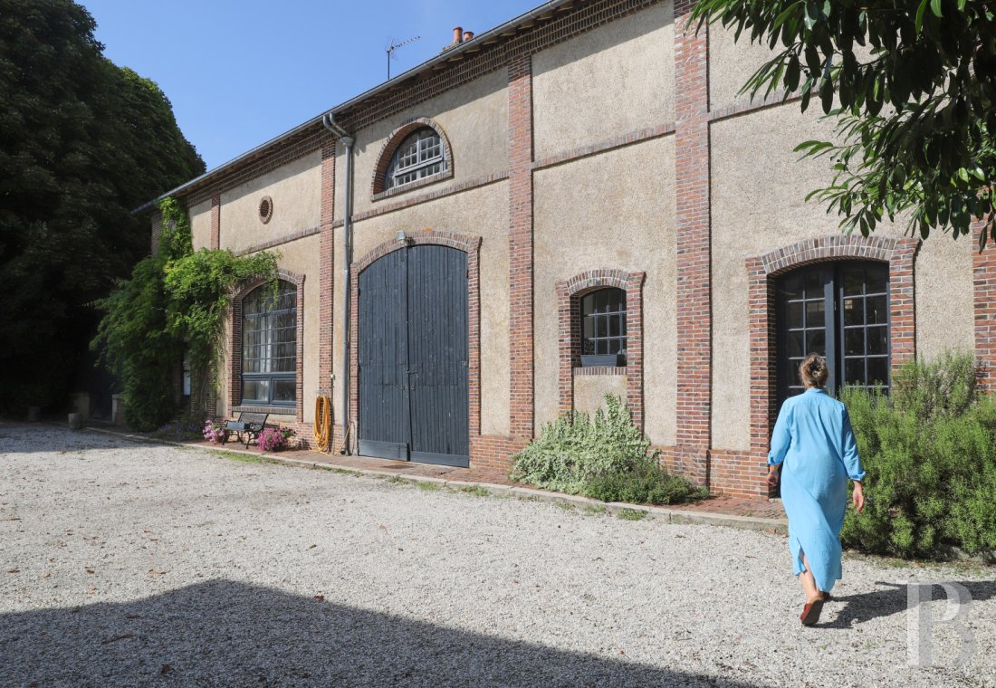 Dans le Perche, au nord-est de Bellême, une maison des 18e et 19e siècle au milieu de grands arbres  - photo  n°40